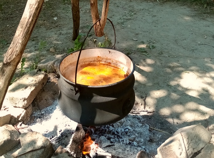 pasulj u kotliću na otvorenoj vatri